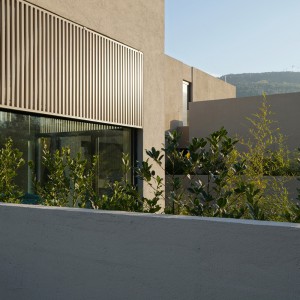 تصویر - خانه KLEE در ساپانجا؛ هم‌نشینی ارگانیک حجم‌ها در بستر طبیعت ، اثر the | work - معماری