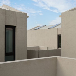 تصویر - خانه KLEE در ساپانجا؛ هم‌نشینی ارگانیک حجم‌ها در بستر طبیعت ، اثر the | work - معماری