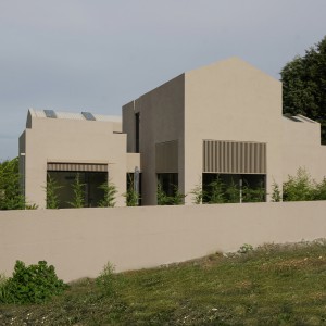 تصویر - خانه KLEE در ساپانجا؛ هم‌نشینی ارگانیک حجم‌ها در بستر طبیعت ، اثر the | work - معماری