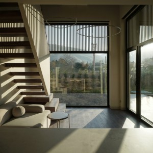 تصویر - خانه KLEE در ساپانجا؛ هم‌نشینی ارگانیک حجم‌ها در بستر طبیعت ، اثر the | work - معماری