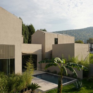 تصویر - خانه KLEE در ساپانجا؛ هم‌نشینی ارگانیک حجم‌ها در بستر طبیعت ، اثر the | work - معماری