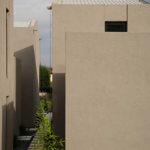 تصویر - خانه KLEE در ساپانجا؛ هم‌نشینی ارگانیک حجم‌ها در بستر طبیعت ، اثر the | work - معماری