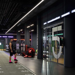 تصویر - باشگاه تناسب اندام Kometa Black Fitness Club ٬ اثر تیم YoYo Bureau ٬ روسیه - معماری