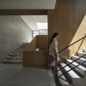 تصویر - خانه میان دیوارها | طراحی Studio UF+O | رواترا، هند - معماری