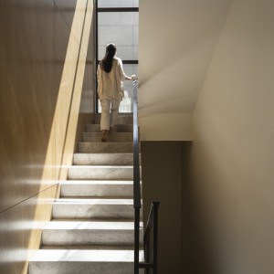 تصویر - خانه میان دیوارها | طراحی Studio UF+O | رواترا، هند - معماری