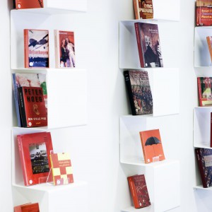 تصویر - طبقات دیواری کتاب (Wall-mounted bookcase) , اثر تیم طراحی Linde و Sandstrom - معماری